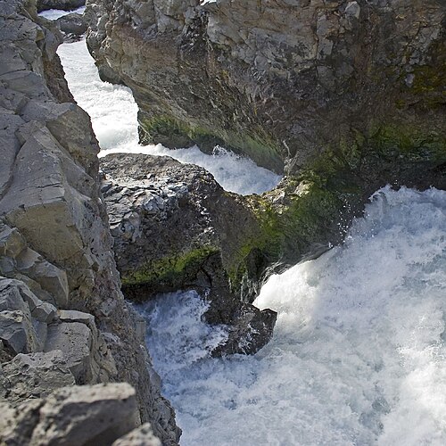 Barnafoss with fast-flowing water and rocks; shown only to explain the upstream viewing environment, not the day's water level or trail conditions
