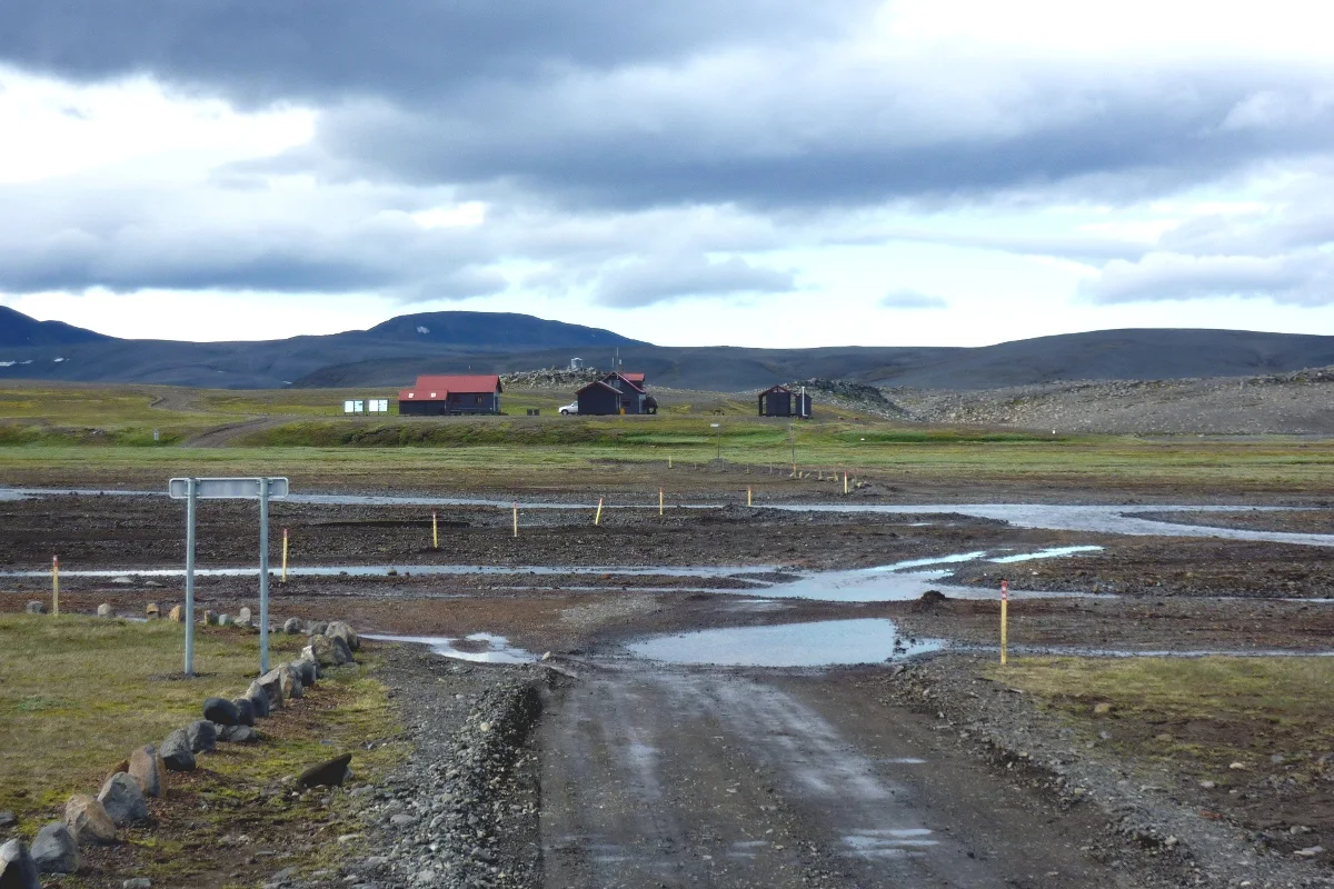 The F26 track, Nýidalur hut, a gravel road, a shallow ford and open Highland terrain