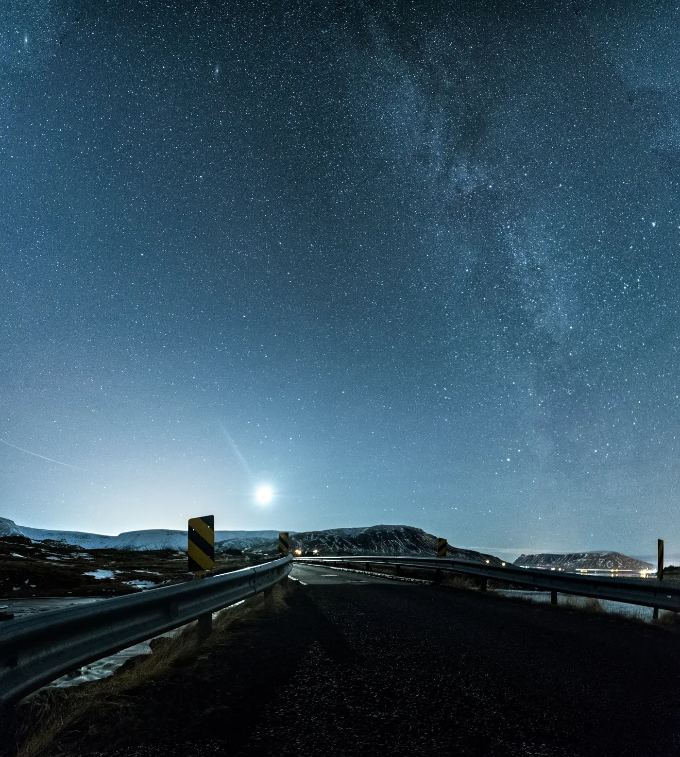 Iceland Road 47 Night Bridge road segment, moonlight, snow and headlights; only to understand night vision and road reflection, does not mean that today's road is either on or visible degrees