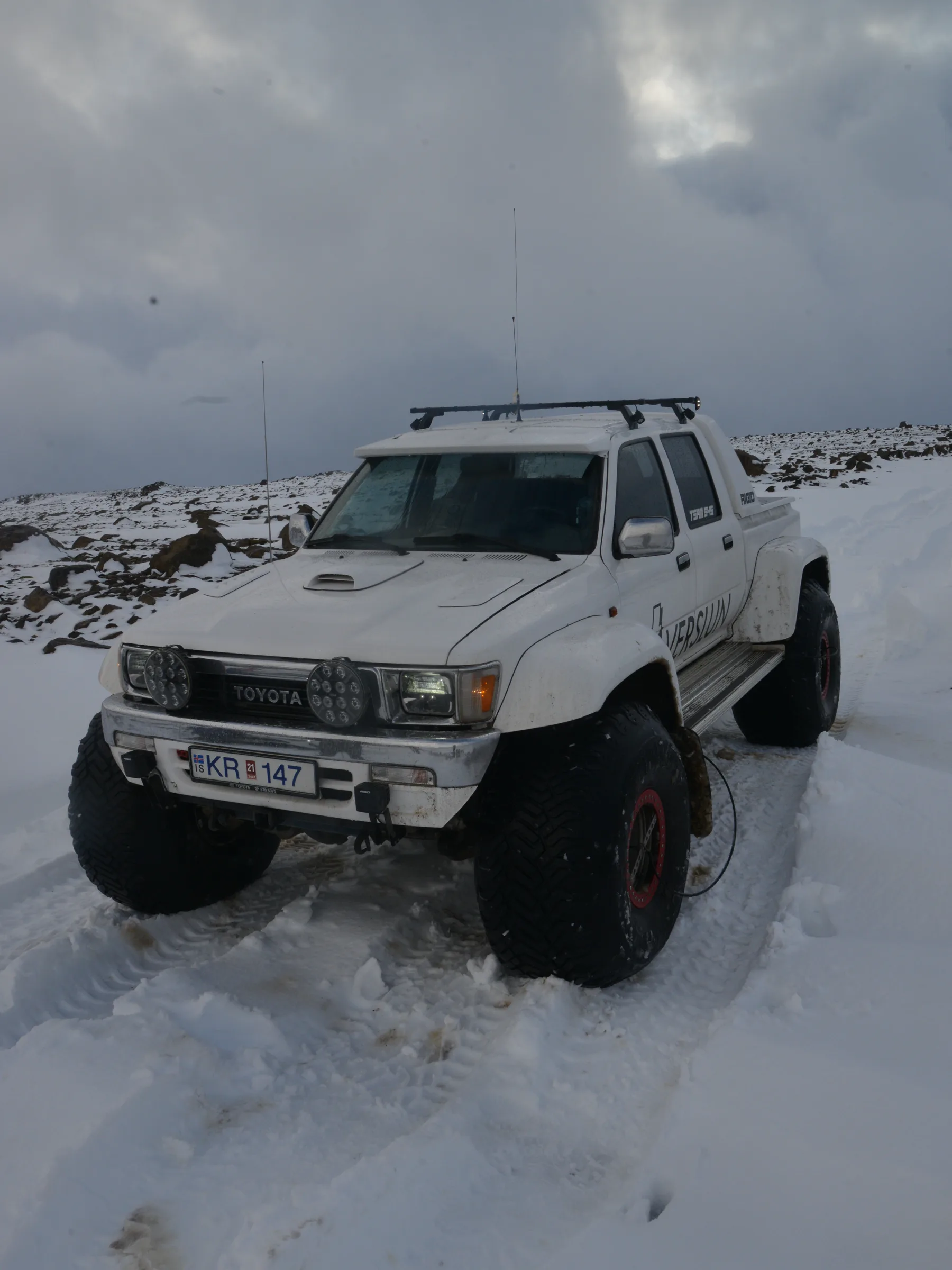 Modified rescue vehicle on snowy Icelandic highland roads; shown only to explain responsibility for remote-road rescues, not an accident scene, same-day rescue time or rental-car cover